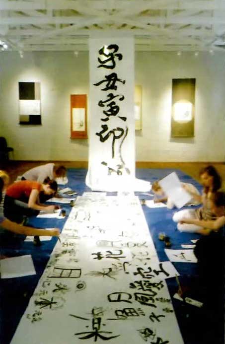 思い思いの漢字を書く学生達